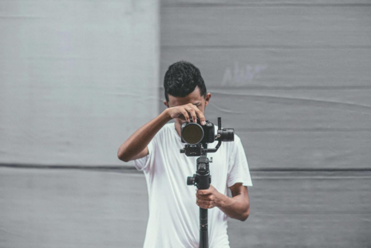 Editor al lavoro su sequenza video complessa