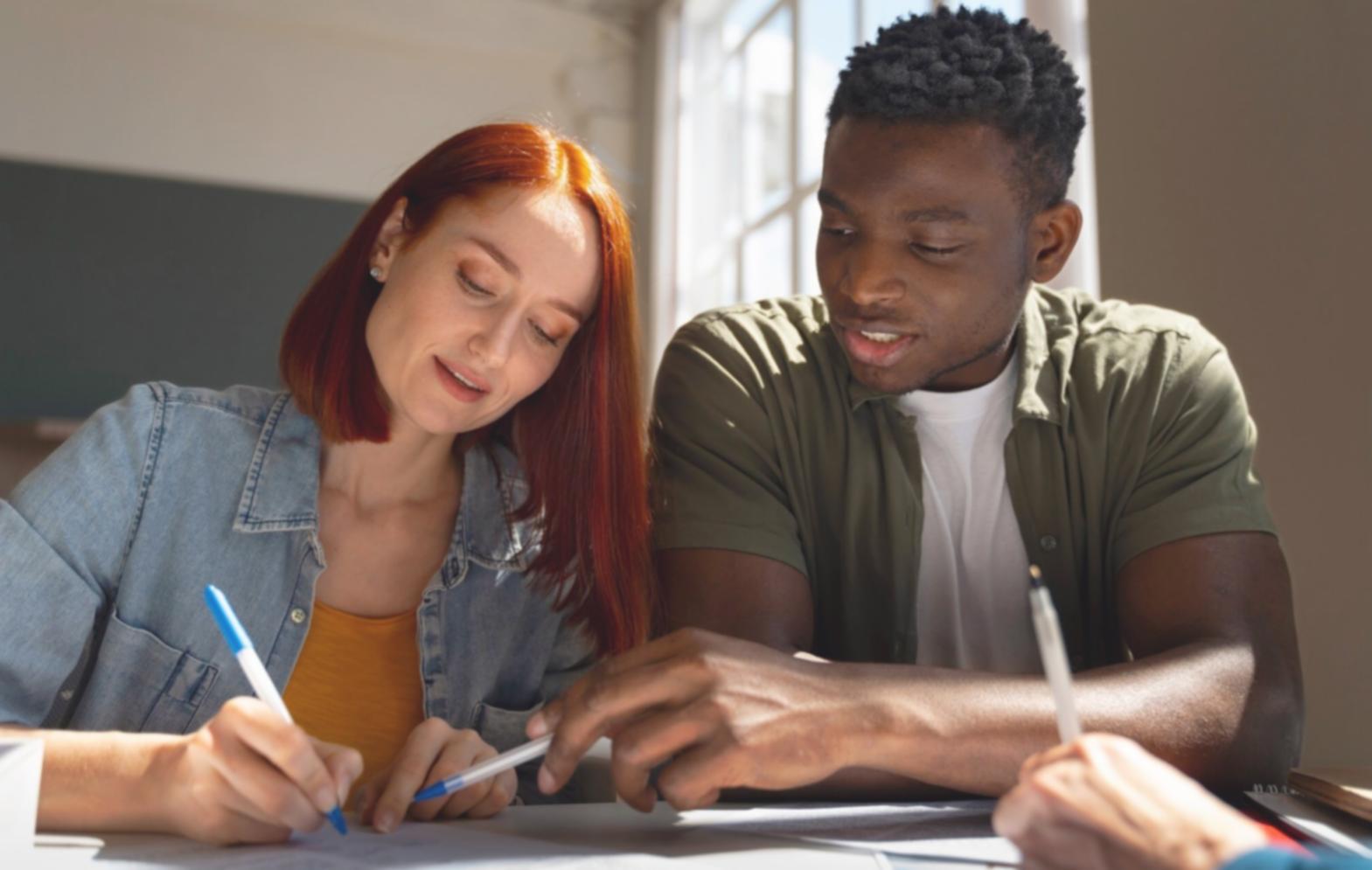 Postazione di editing video professionale con monitor e timeline