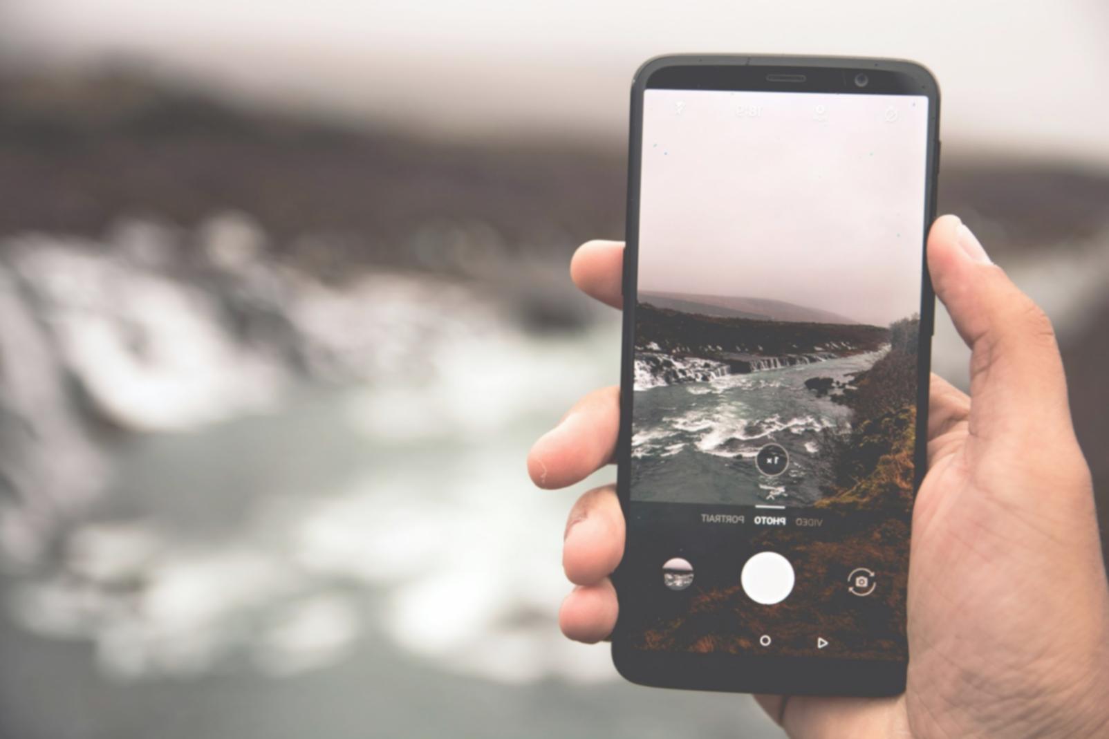 Collaborazione creativa tra professionisti del video editing