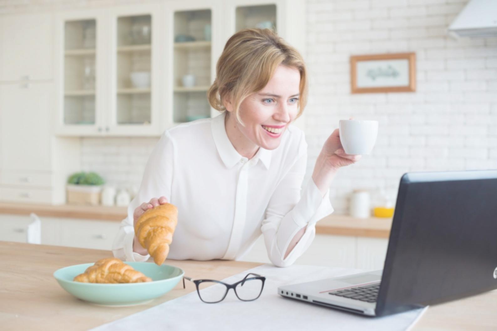 Postazione di editing professionale con monitor e timeline aperti