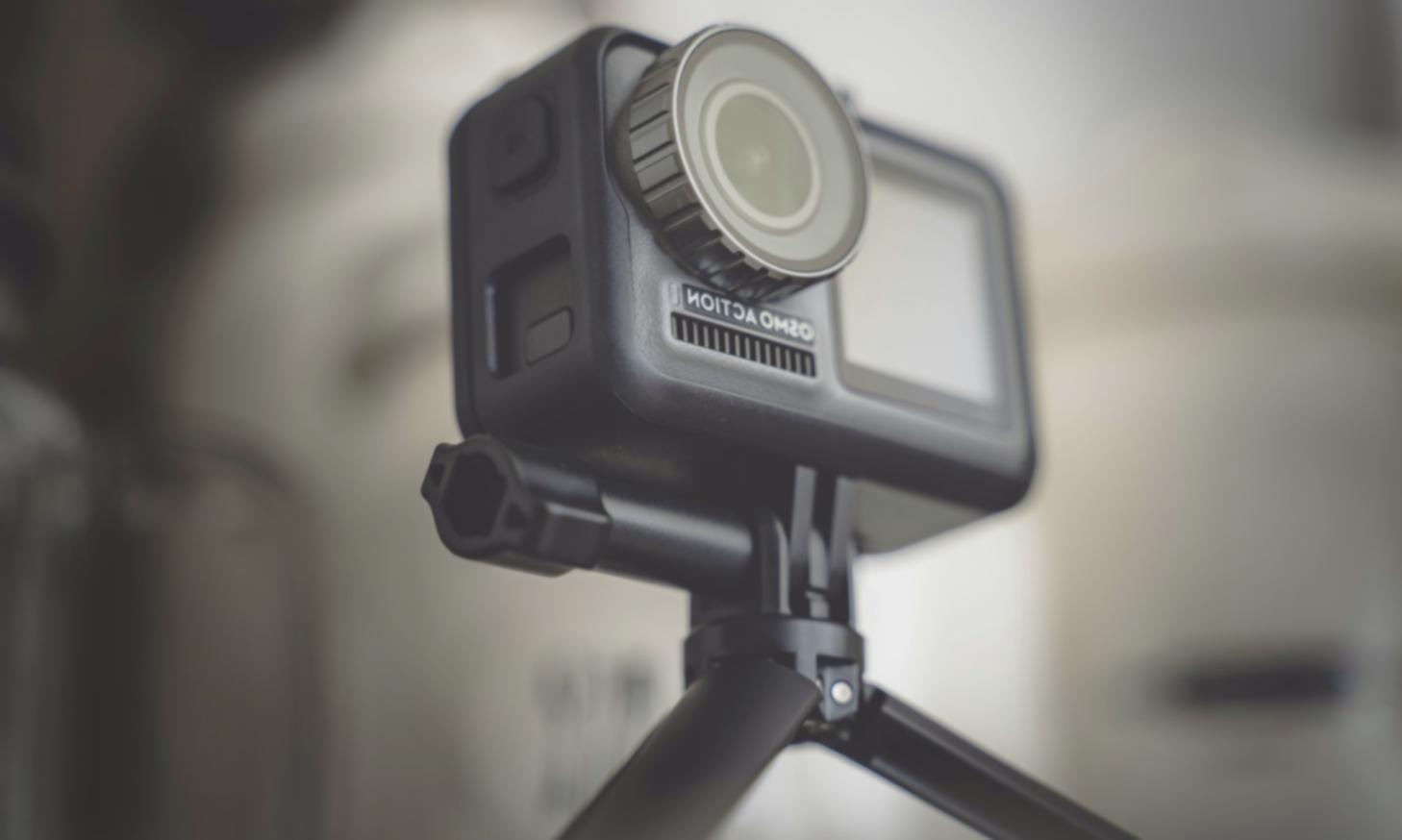 Ambiente di lavoro professionale per editing video con monitor e strumentazione tecnica